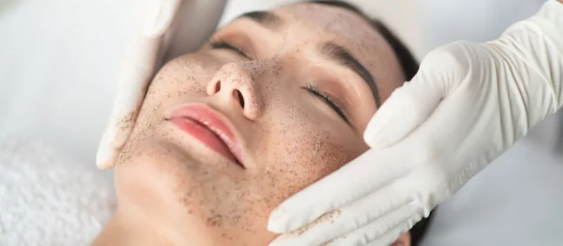 Ini Bedanya Physical Exfoliation dan Chemical Exfoliation